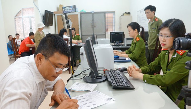 Thay chứng minh thư bằng thẻ căn cước: Quá lãng phí Người dân làm chứng minh nhân dân 12 số tại Đội cảnh sát quản lý hành chính Công an quận Ba Đình - Hà Nội. ảnh: ngọc châu
