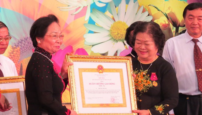 Quỹ học bổng Vừ A Dính nhận Huân chương Lao Động hạng Nhất Phó Chủ tịch nước Nguyễn Thị Doan tặng Huân chương Lao Động hạng Nhất cho Quỹ