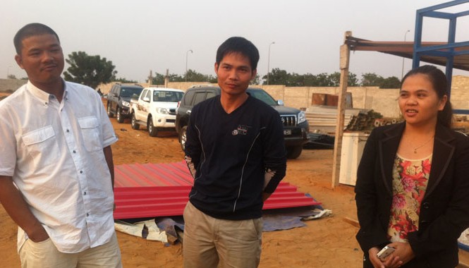 Những ông chủ trẻ Việt ở Angola Cường Viana (áo trắng) tại một công trình xây dựng ở bang Viana, Angola. Ảnh: Phong Cầm