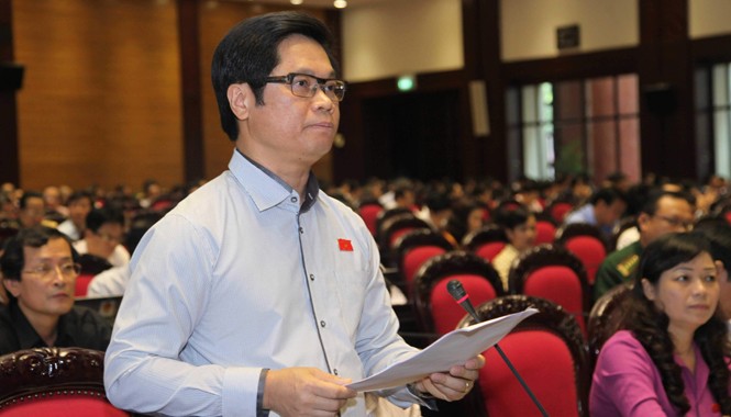 Nên bỏ thủ tục đăng ký đầu tư ĐB Vũ Tiến Lộc đề nghị bỏ thủ tục đăng ký đầu tư và giấy chứng nhận đăng ký đầu tư cho các dự án. Ảnh: Hồng Vĩnh