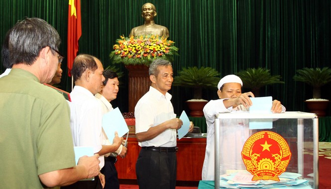Chưa thông qua nghị quyết lấy phiếu tín nhiệm Đại biểu Quốc hội bỏ phiếu tín nhiệm. Ảnh: Hồng Vĩnh