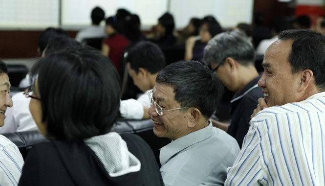Chứng khoán Việt Nam có còn hấp dẫn? Nhà đầu tư tại sàn chứng khoán Rồng Việt. Ảnh: Như Ý