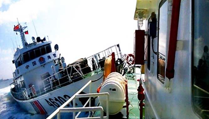 NHÀ BÁO NHẬT: Trung Quốc dối lừa dư luận, “đầu độc” nhân dân họ Trung Quốc xâm phạm vùng biển Việt Nam, thậm chí nhiều lần đâm va tàu Việt Nam nhưng lại nói ở trong nước và dư luận quốc tế là nạn nhân. Ảnh: CSB