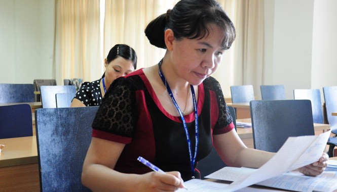 Chấm thi đại học: Dự báo điểm sàn không thấp hơn năm ngoái Chấm thi tuyển sinh đại học tại Đại học Thăng Long (Hà Nội). Ảnh: Hồ Thu