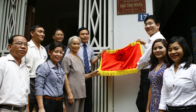 Nhà ở cho người có công tăng gần 20 lần UBND Quận Thanh Xuân, Hà Nội trao nhà tình nghĩa cho người có công. Ảnh: Hồng Vĩnh