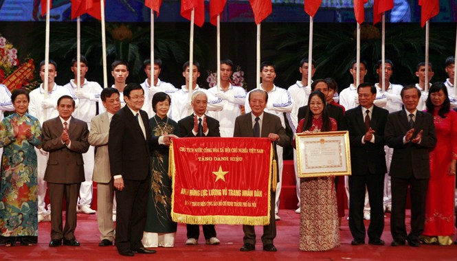 Ba sẵn sàng - Bản hùng ca của tuổi trẻ Việt Nam Chủ tịch nước Trương Tấn Sang trao tặng danh hiệu Anh hùng lực lượng vũ trang nhân dân cho Đoàn Thanh niên Cộng sản Hồ Chí Minh Thành phố Hà Nội tối 7/8. Ảnh: Viết Thành