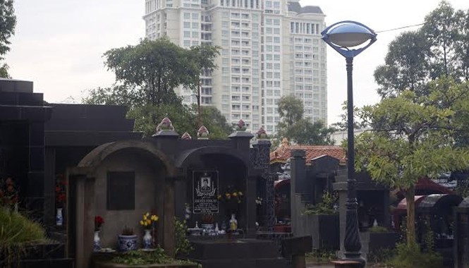 Kinh hãi cảnh nhà giàu Hà Nội sống cạnh người chết Cư dân nhà giàu Khu đô thị Ciputra (Tây Hồ, Hà Nội) phải làm hàng xóm bất đắc dĩ bên cạnh nghĩa trang Xuân Đỉnh. Ảnh: Như Ý