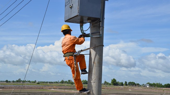 Bùng nổ nuôi tôm công nghiệp: Áp lực lớn về cung cấp điện Kéo điện đến các ao nuôi tôm công nghiệp của người dân tại Trà Vinh