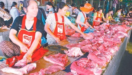 Phạt đơn vị bán hàng chứa chất cấm 70 triệu đồng Được dùng thịt sạch luôn là mong muốn của người dân. Ảnh: Hồng Vĩnh