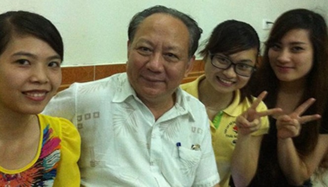 Nghi vấn “ra giá” 200 triệu lấy bằng tiến sĩ, Phó Giáo sư nói gì? Ông Đàm Khải Hoàn với sinh viên