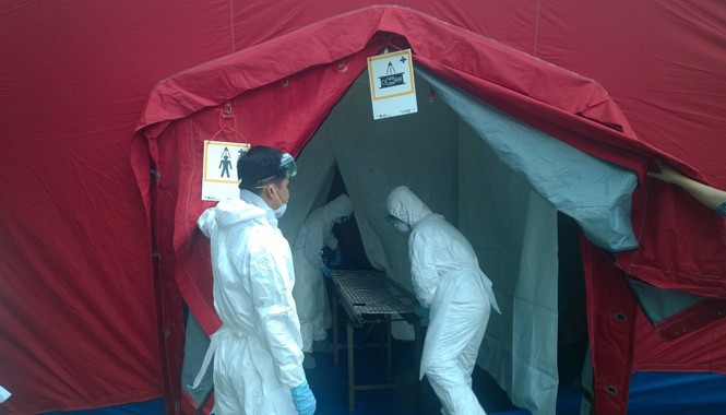 Hai người Nigeria đến từ vùng dịch Ebola sắp được xuất viện Bệnh nhân bị sốt được cách ly khử khuẩn tại sân bay trước khi đưa về BV Bệnh Nhiệt đới TPHCM. Ảnh: L.N