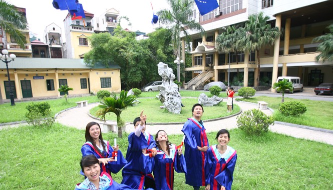 Đào tạo sau đại học: Người trong cuộc kể chuyện thật như đùa Sau vụ lình xình “ra giá” 200 triệu một tấm bằng tiến sỹ y khoa, việc đào tạo sau đại học lại đang trở thành đề tài nóng được quan tâm. Ảnh: Ngọc Châu