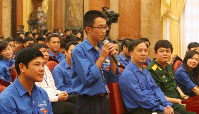 Ấp ủ sản phẩm giao thông thông minh Nguyễn Thành Minh Nhật bày tỏ ý kiến giảm tai nạn giao thông từ những ứng dụng khoa học trước Chủ tịch nước sáng 16/8. Ảnh: Xuân Tùng