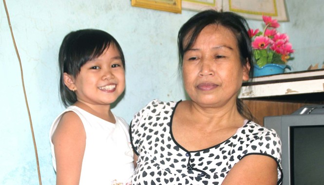 Cô bé tý hon mơ thành nhà tâm lý học Võ Thị Thanh Thảo trong vòng tay của mẹ
