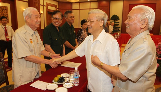 Mỗi người dân luôn ghi nhớ sự cống hiến vĩ đại của thanh niên xung phong Tổng Bí thư Nguyễn Phú Trọng gặp mặt thân mật các đại biểu cựu thanh niên xung phong. Ảnh: TTXVN