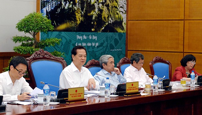 Tiếp tục xem xét phương án tổ chức kỳ thi phù hợp Thủ tướng Nguyễn Tấn Dũng chủ trì phiên họp đầu tiên của Ủy ban Quốc gia đổi mới Giáo dục và Đào tạo. Ảnh: Nhật Bắc
