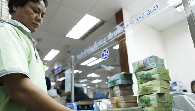 Vì sao lãi suất đột ngột giảm? Không đưa vốn ra được nền kinh tế, tiền sẽ ùn ứ tại ngân hàng. Ảnh: Như Ý