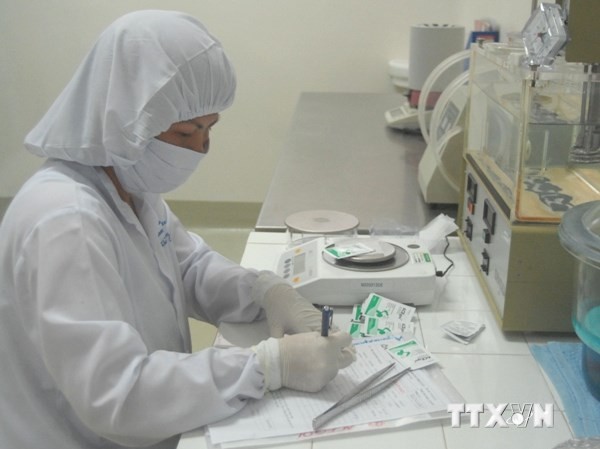Lượng chất độc trong An cung ngưu hoàng quá lớn Kiểm tra sản phẩm thuốc trước khi xuất xưởng. (Ảnh minh họa: TTXVN)