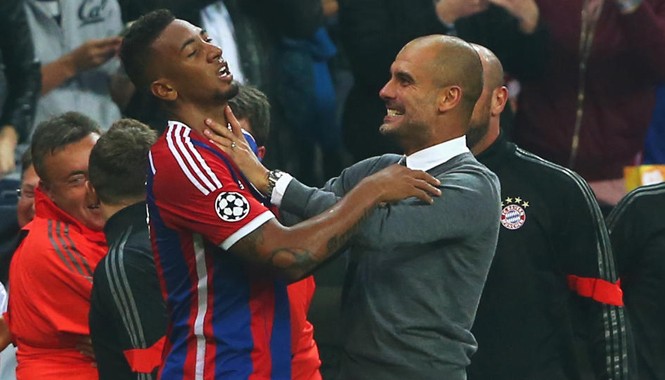 Pep Guardiola bóp cổ học trò vì... sướng Boateng tỏ ra khó thở với cách ăn mừng của thầy. Ảnh: Getty Images