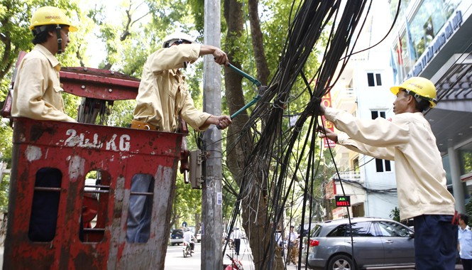 Dọn “rác trời”: Cắt trên cột, quàng sang cây Công ty chiếu sáng ra quân dọn “rác trời”
