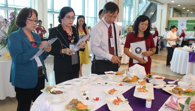 Khám phá ẩm thực Hà thành Ban giám khảo cuộc thi Chiếc thìa vàng 2014, vòng loại khu vực Hà Nội chấm món ăn của các đội dự thi