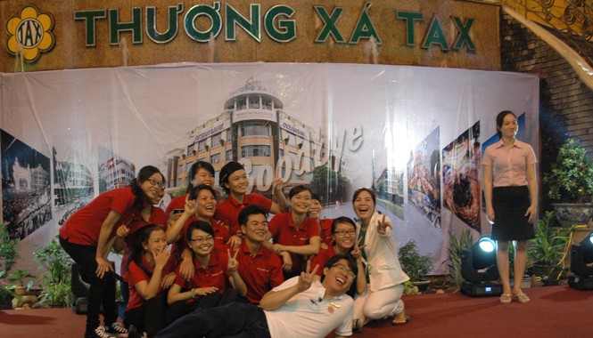 Giờ phút cuối cùng với Thương xá Tax Tấm ảnh kỷ niệm cuối cùng của các bạn trẻ. Ảnh: T.N.A