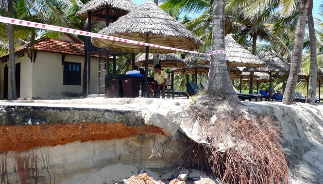 Biển ăn vào tận quầy bar khách sạn Quầy bar của Khu du lịch biển Hội An bị sạt lở.