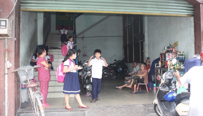 “Chào cờ: Lên sân thượng” Tầng trệt của trường Lý Thái Tổ là một quán cà phê
