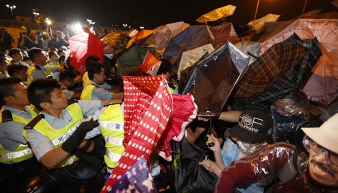 Hong Kong căng thẳng vì cảnh sát đánh người biểu tình Người biểu tình Hong Kong xô xát với cảnh sát. Ảnh: Channel News Asia