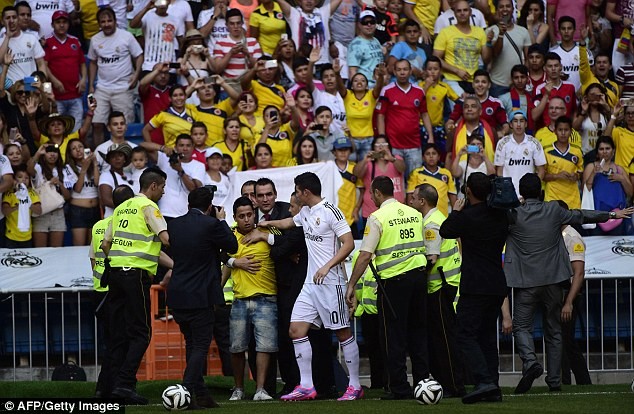 CĐV quậy trong lễ ra mắt của James Rodriguez ở Real CĐV quậy trong lễ ra mắt của James Rodriguez ở Real