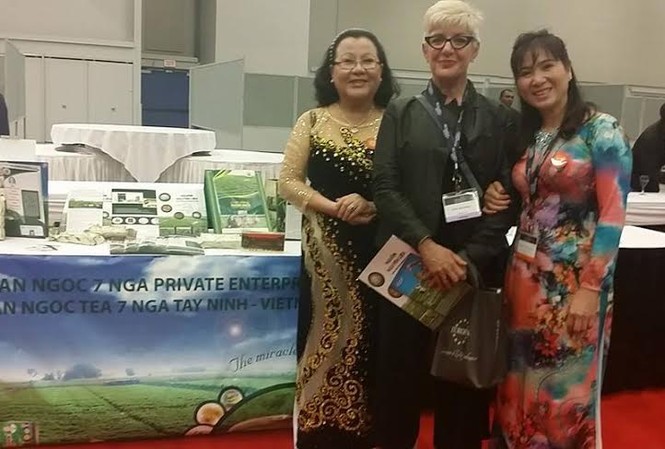 Trà Hoàn Ngọc 7 Nga Tây Ninh nhận giải IUFoST 2014 Bà Bùi Kim Nga – Giám đốc doanh nghiệp TRà hoàn ngọc dự Giải thưởng công nghiệp thực phẩm toàn cầu IUFoST 2014.