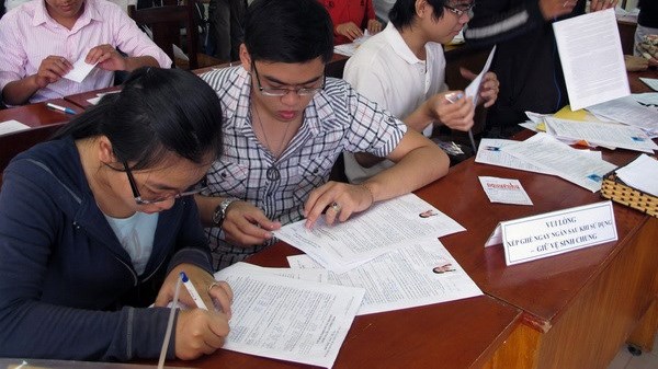 Hơn 200 ngành đào tạo đại học phải dừng tuyển sinh Nộp hồ sơ đăng ký dự thi đại học-cao đẳng. (Ảnh minh họa: Phương Vy/TTXVN)