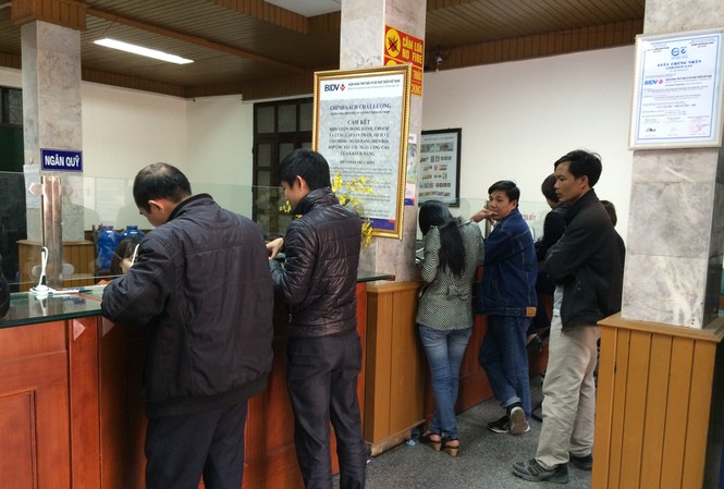 Xếp hàng rút tiền trước tết Xếp hàng rút tiền trước tết