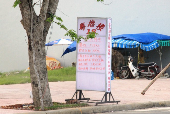 Phải dẹp ngay biển hiệu Trung Quốc trái phép Biển hiệu toàn tiếng Trung Quốc ở một nhà hàng tại Đà Nẵng. Ảnh: Nguyễn Huy