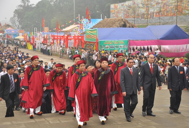 Dâng hương tưởng niệm các Vua Hùng Lãnh đạo Đảng và Nhà nước tham dự buổi lễ dâng hương. Chủ lễ - Chủ tịch UBND tỉnh Phú Thọ - ông Chu Ngọc Anh (áo lễ, từ trái sang)