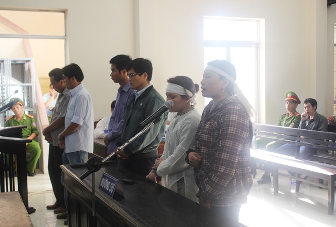 Viện KSND Tối cao làm rõ vụ 5 cựu công an đánh chết người Bị cáo và đại diện gia đình nạn nhân tại tòa. Ảnh: Văn Tài