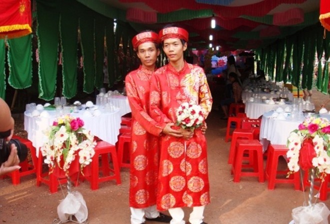 Đám cưới đồng tính trong khu nhà trọ Hôn nhân đồng tính chưa được pháp luật công nhận nhưng cũng không xử phạt được ?