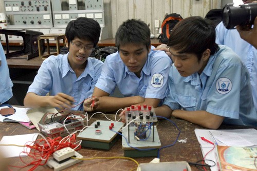 Trường quân đội nào cho nữ thi khối C? Sinh viên thực hành ngành điện - điện tử - Ảnh: Đào Ngọc Thạch (Thanh Niên)