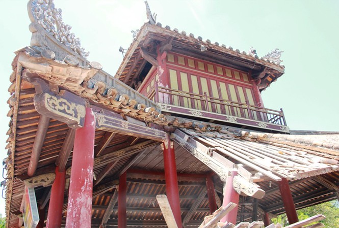 Một góc Phu Văn Lâu bị sập Phu Văn Lâu bị sập một góc bên trái phía sau của công trình. Ảnh: Đắc Đức