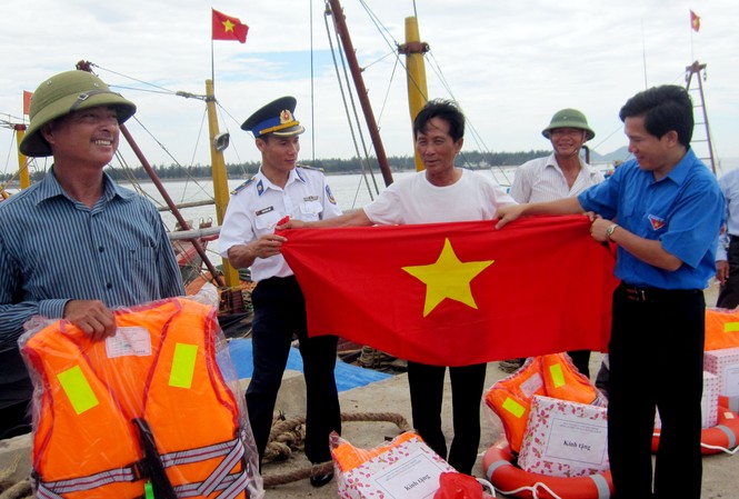 Tỉnh Đoàn Hà Tĩnh đồng hành cùng ngư dân ra khơi Đồng chí Nguyễn Xuân Hùng, Bí thư tỉnh đoàn Hà Tĩnh tặng quà cho ngư dân xã Xuân Hội.