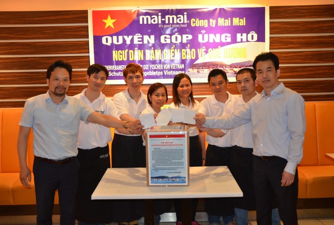 Người Việt tại Đức hướng về biển đảo quê hương Lãnh đạo và nhân viên công ty Mai Mai quyên góp ủng hộ ngư dân bám biển.