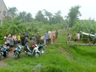 Thi thể người đàn ông lập lờ dưới kênh nước Vụ việc làm nhiều người hiếu kỳ tập trung theo dõi.