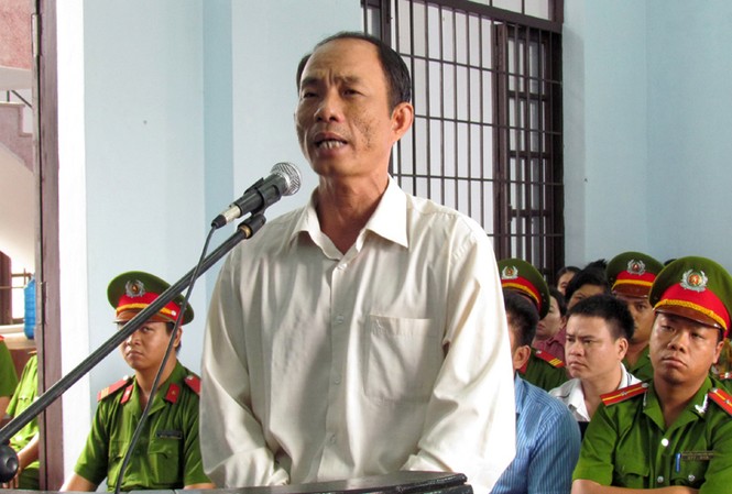 10 năm tù cho nguyên trưởng công an huyện vụ ăn chặn trầm kỳ Bị cáo Nguyễn Thành Trung nói lời sau cùng trước khi HĐXX nghị án. Ảnh: Nguyễn Đình Quân