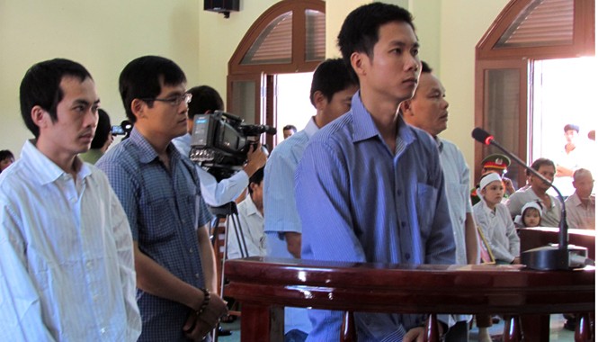 Hoãn phúc thẩm vụ 5 công an dùng nhục hình gây chết người Các bị cáo tại tòa