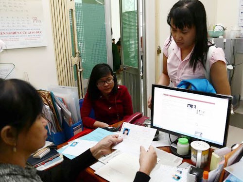 Xử lý đề thi theo hướng mới Thí sinh chỉnh sửa giấy báo thi tại Trường ĐH Sư phạm TP.HCM ngày 28.6, chuẩn bị cho kỳ thi tuyển sinh ĐH, CĐ đợt 1 diễn ra vào giữa tuần này - Ảnh: Đào Ngọc Thạch