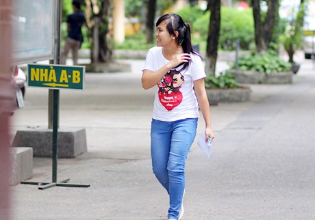 Thí sinh rời trường thi ĐH Khoa học Xã hội và Nhân văn sớm nhất Lê Thị Phương Thảo hoàn thành sớm bài thi Toán sáng nay