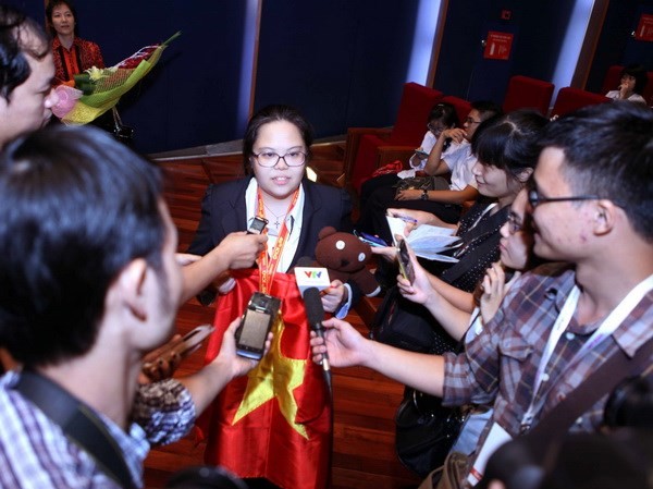 Cả bốn học sinh Việt Nam đoạt giải Olympic Hóa học quốc tế Em Phạm Mai Phương là một trong ba thí sinh đạt điểm số cao nhất của kỳ thi Olympic Hóa học năm 2014, cùng với thí sinh của Singapore và Ukraine. Ảnh: Thanh Tùng/TTXVN.