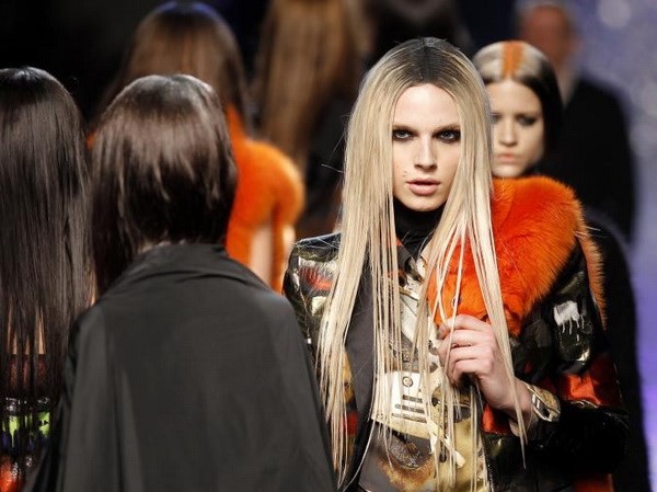Người mẫu lưỡng tính chính thức thừa nhận chuyển giới Andreja Pejic tham gia trình diễn bộ sưu tập của Jean Paul Gaultier hồi năm 2012 với tư cách là người mẫu nam nhưng mặc đồ nữ. Ảnh: Reuters