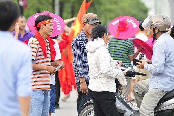 Vé chợ đen trận chung kết giảm xuống còn 2 triệu đồng/cặp Giá vé chợ đen không còn quá cao như ngày hôm qua (12/9)