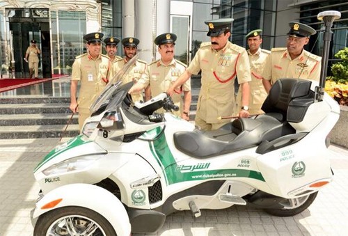 Phương tiện đặc biệt của cảnh sát Dubai Cảnh sát Dubai và Can-Am Spyder.